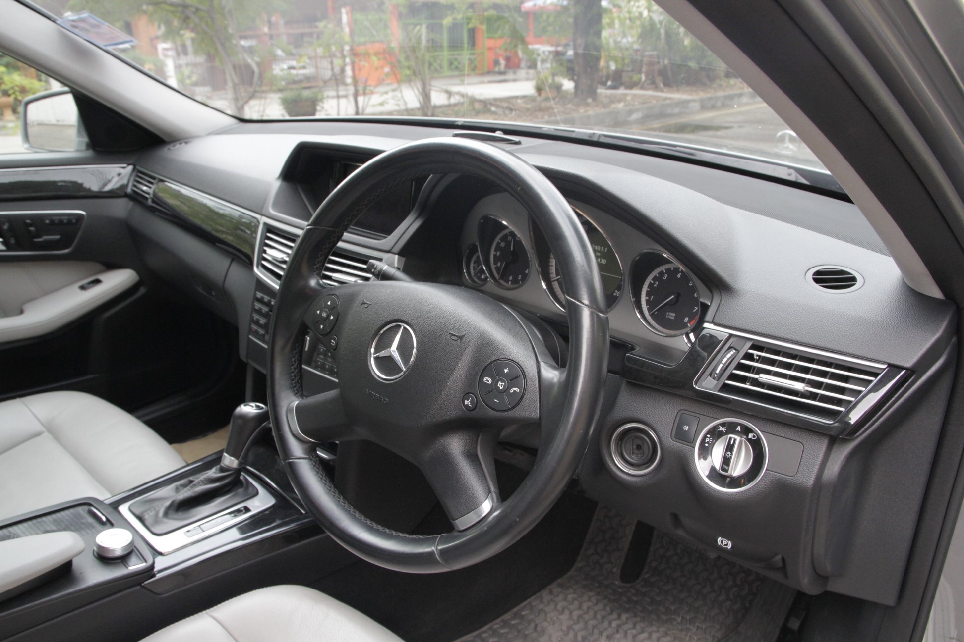 Mercedes-Benz E-Class W212 E250 ปี 2011 สีเทา (รูปที่ 8)