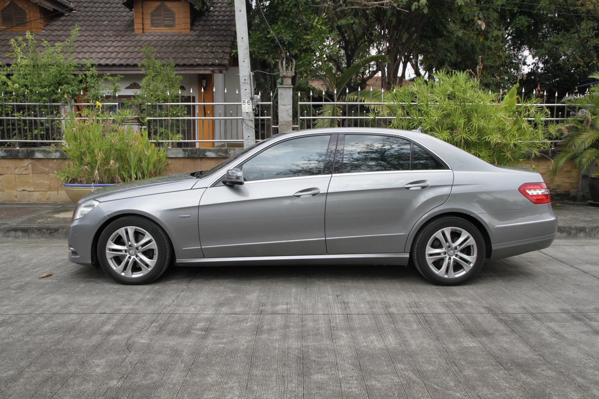 Mercedes-Benz E-Class W212 E250 ปี 2011 สีเทา (รูปที่ 4)