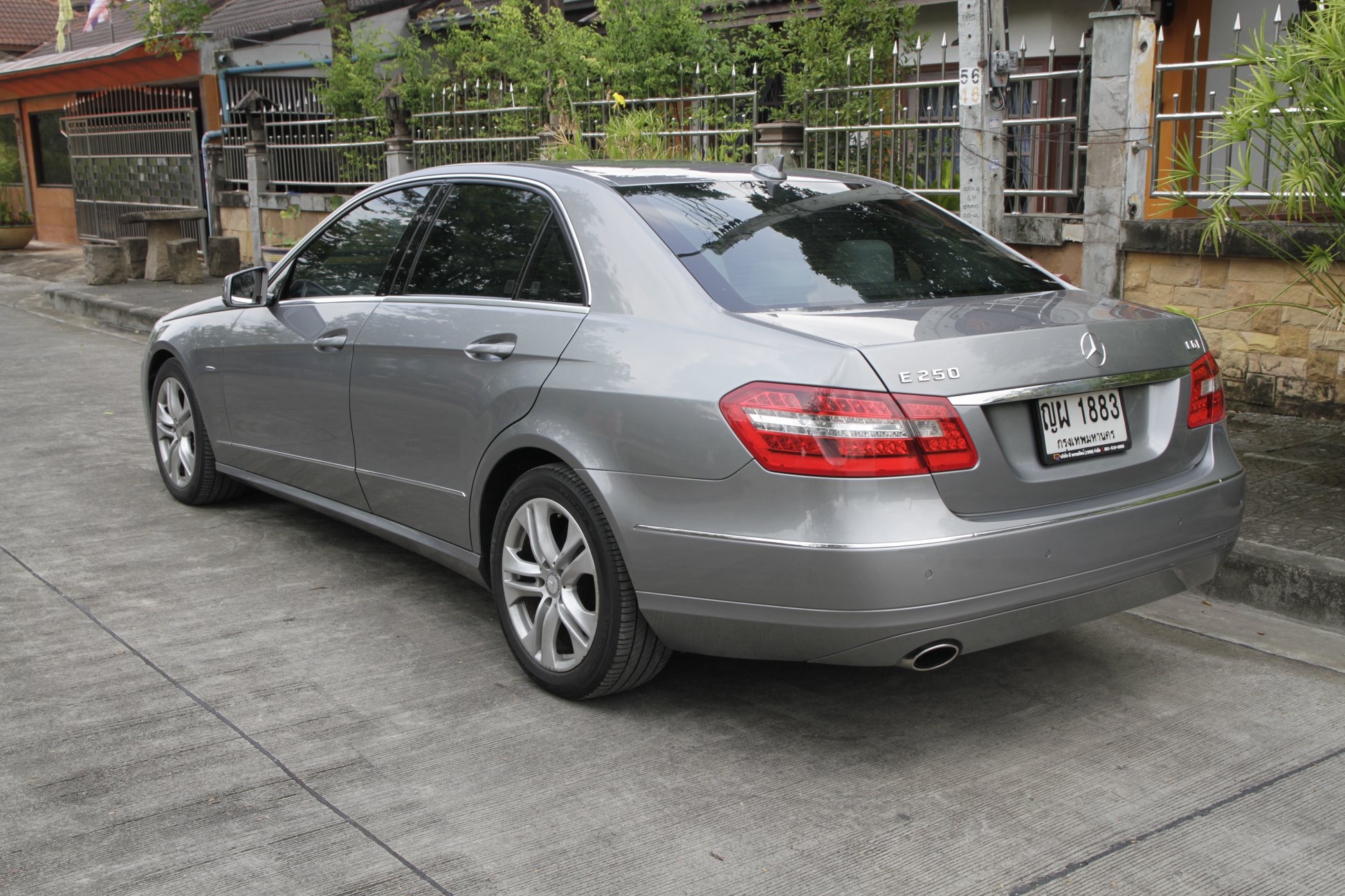 Mercedes-Benz E-Class W212 E250 ปี 2011 สีเทา (รูปที่ 3)