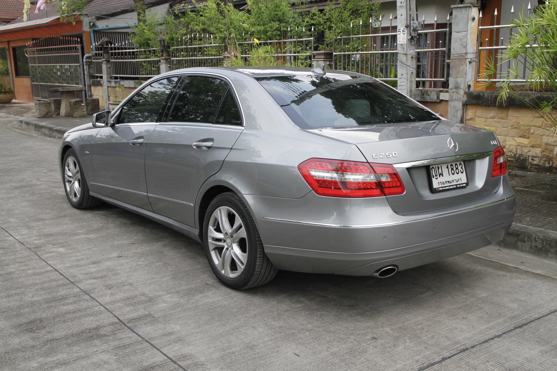 Mercedes-Benz E-Class W212 E250 ปี 2011 สีเทา