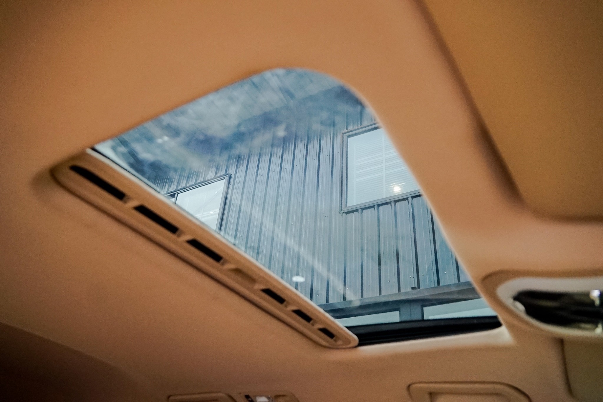 Porsche Cayenne ปี 2011 สีขาว (รูปที่ 13)