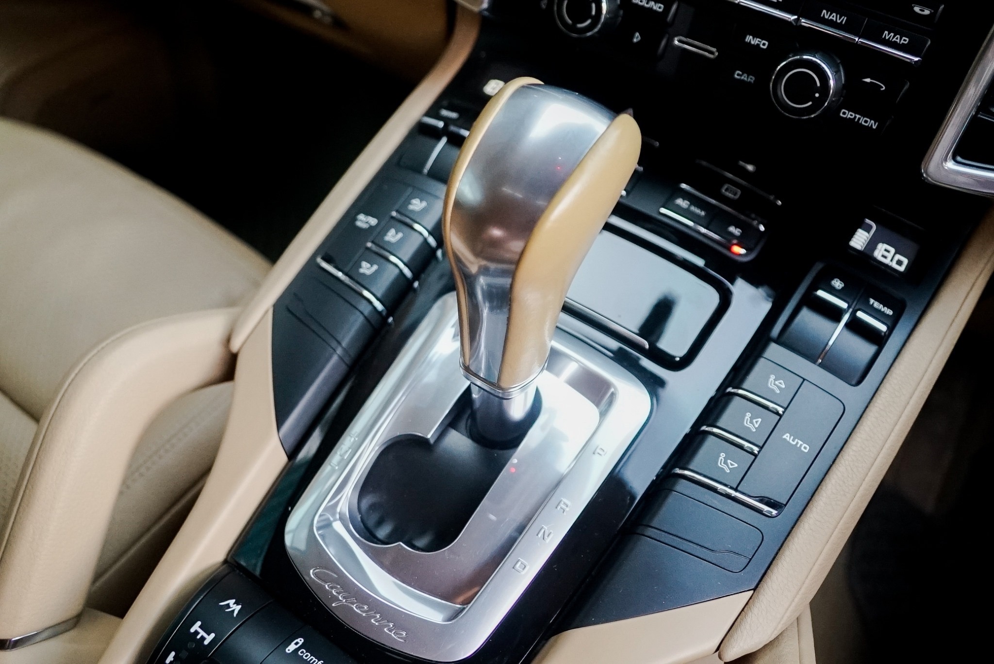 Porsche Cayenne ปี 2011 สีขาว (รูปที่ 8)