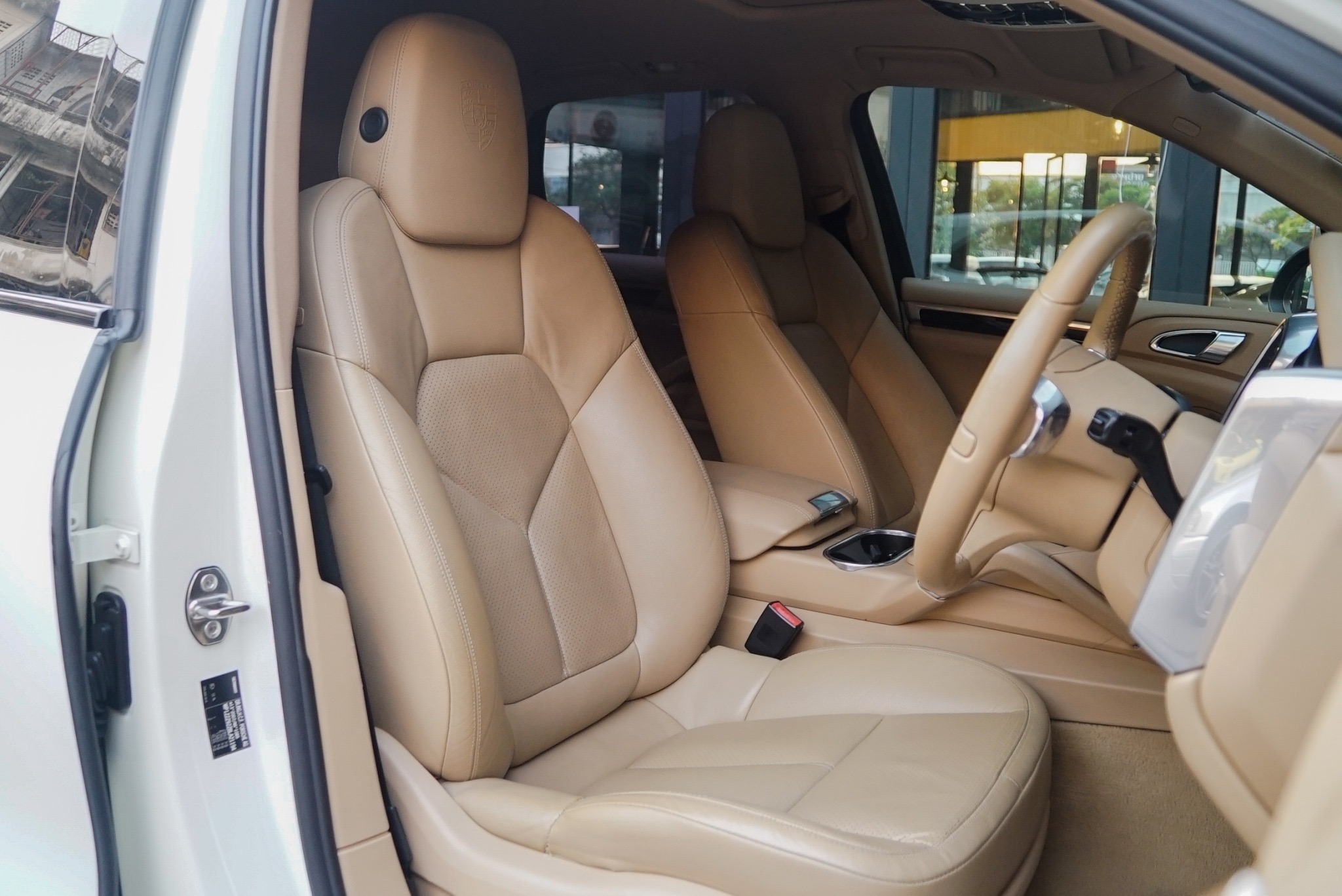 Porsche Cayenne ปี 2011 สีขาว (รูปที่ 9)
