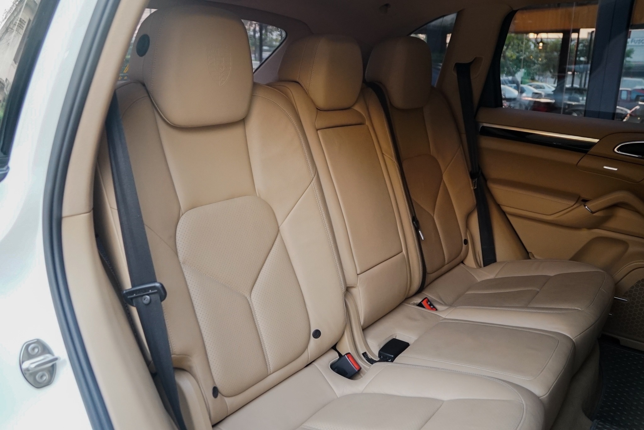 Porsche Cayenne ปี 2011 สีขาว (รูปที่ 10)