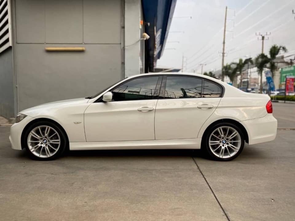 BMW 3 Series E90 320d ปี 2012 สีขาว