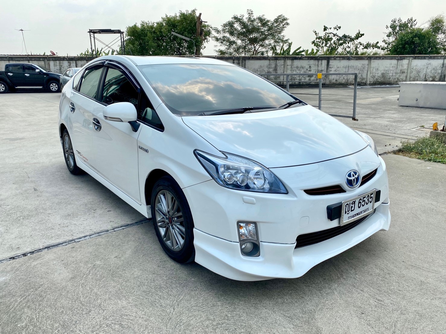 Toyota Prius ปี 2011 สีขาว (รูปที่ 4)