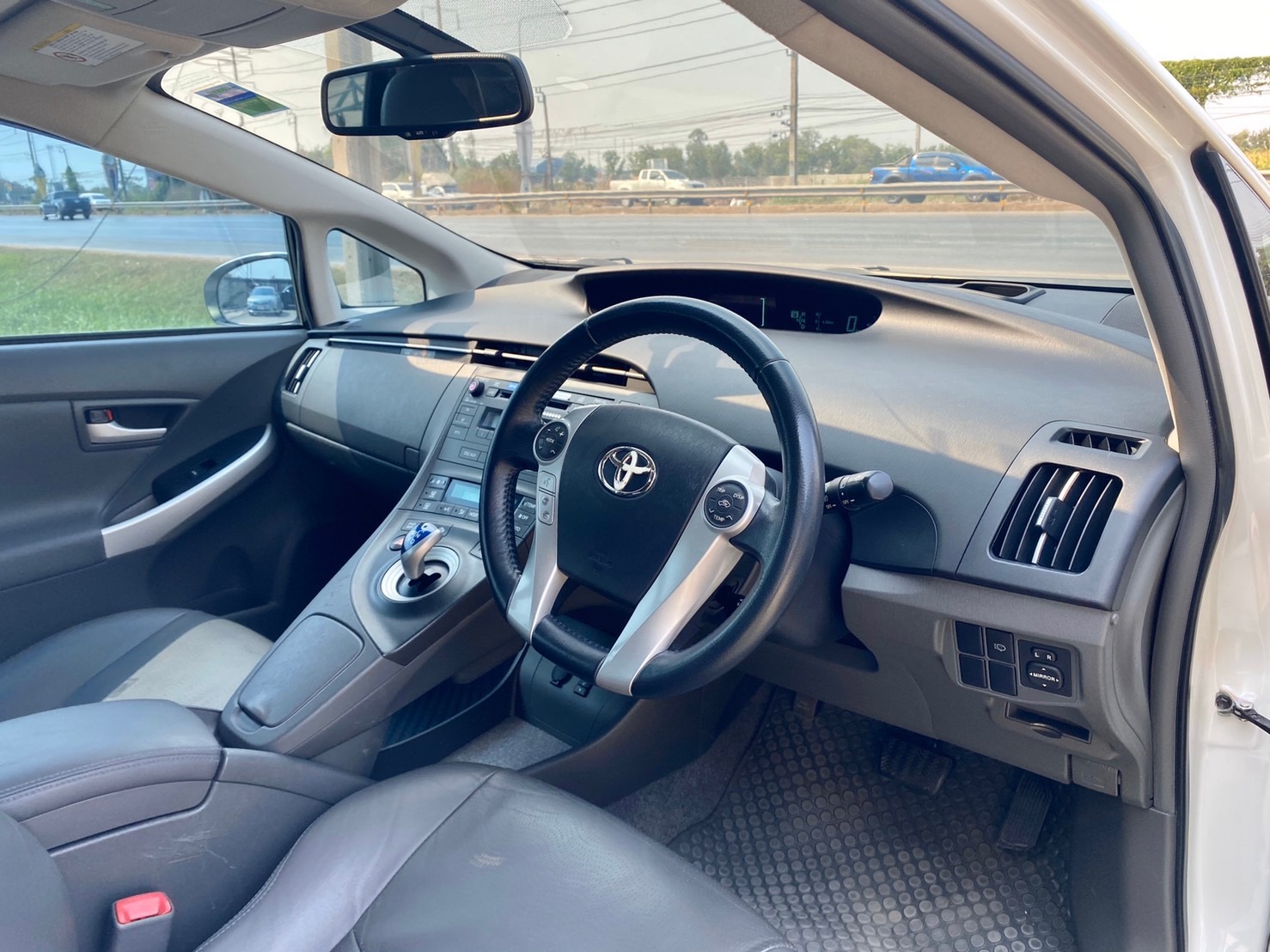 Toyota Prius ปี 2011 สีขาว (รูปที่ 16)