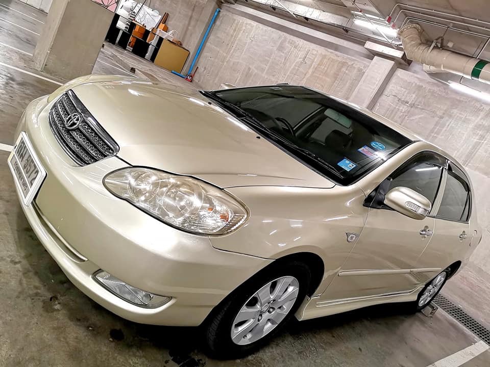 Toyota Corolla Altis สีทอง