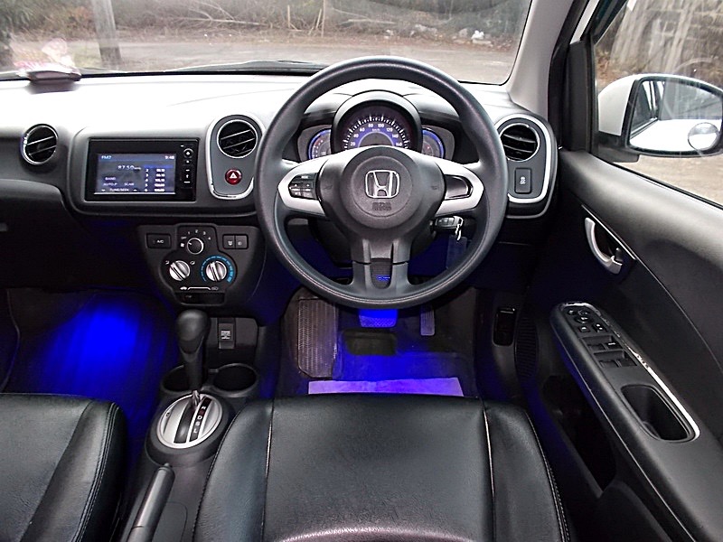 Honda Mobilio ปี 2017 สีขาว (รูปที่ 6)