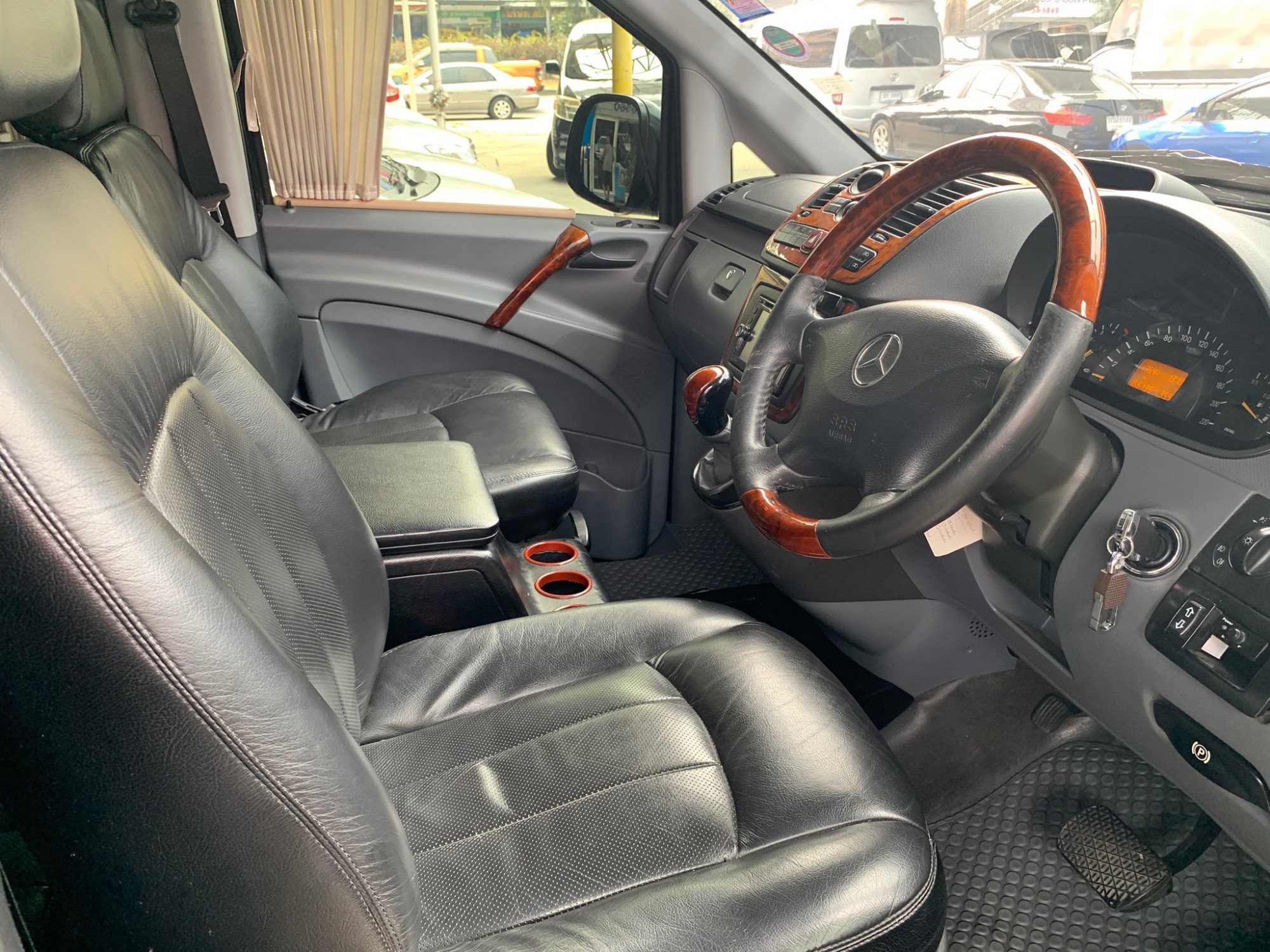 Mercedes-Benz V-Class W639 ปี 2010 สีดำ (รูปที่ 5)