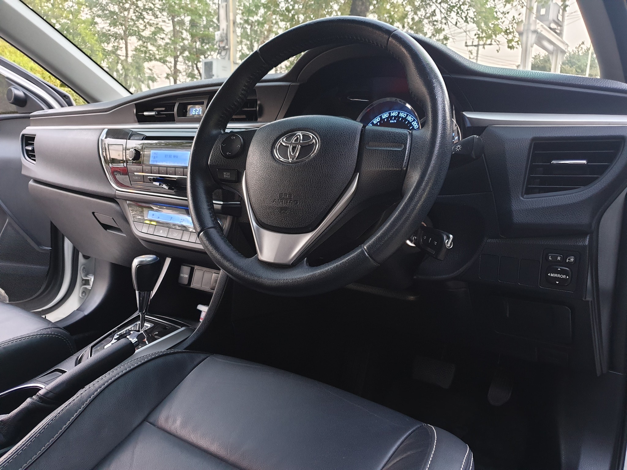 Toyota Corolla Altis ปี 2015 สีขาว (รูปที่ 7)
