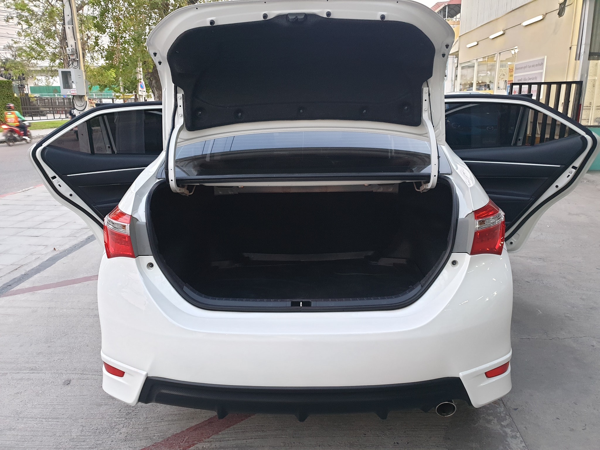 Toyota Corolla Altis ปี 2015 สีขาว (รูปที่ 13)