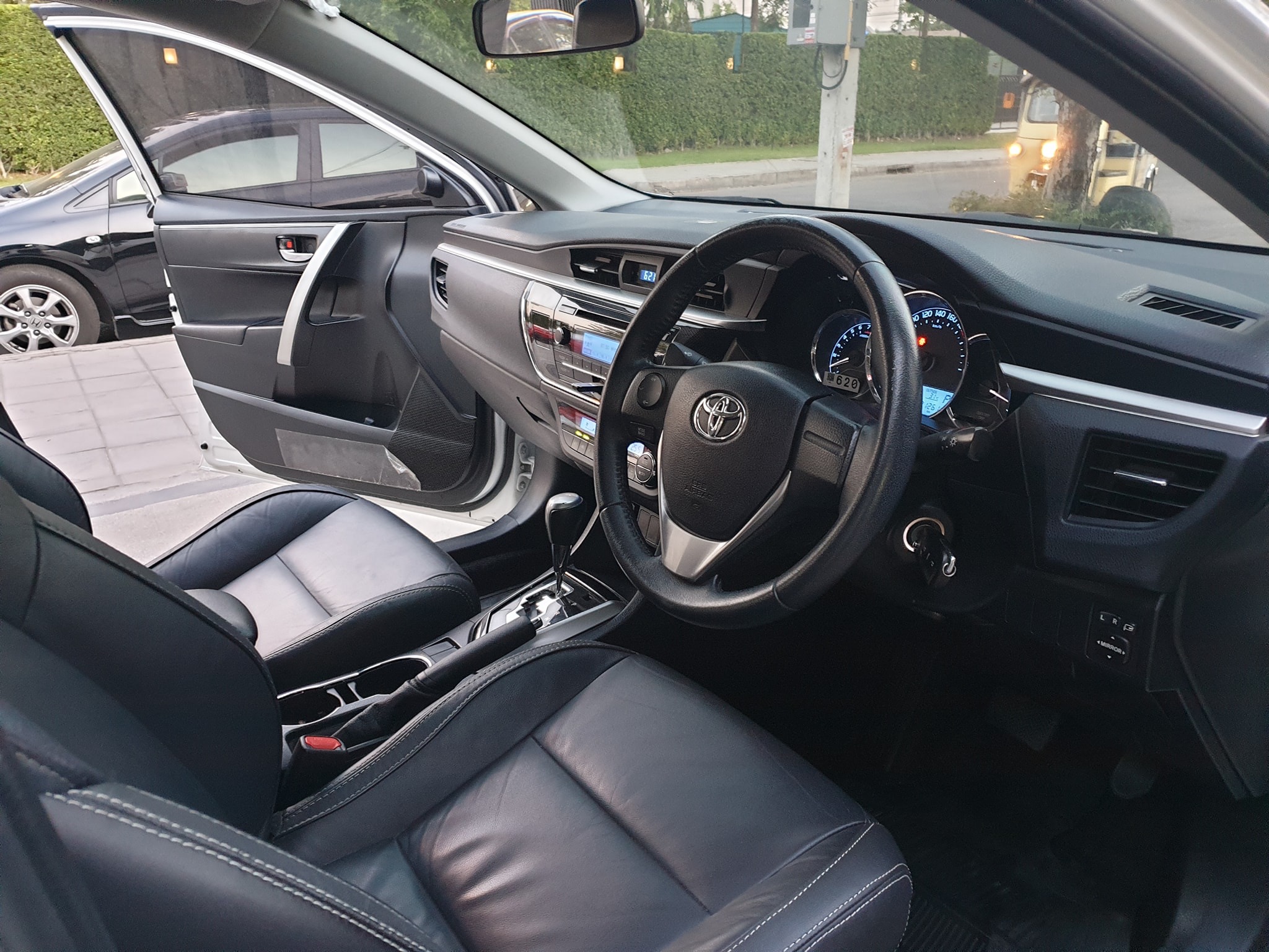 Toyota Corolla Altis ปี 2015 สีขาว (รูปที่ 8)