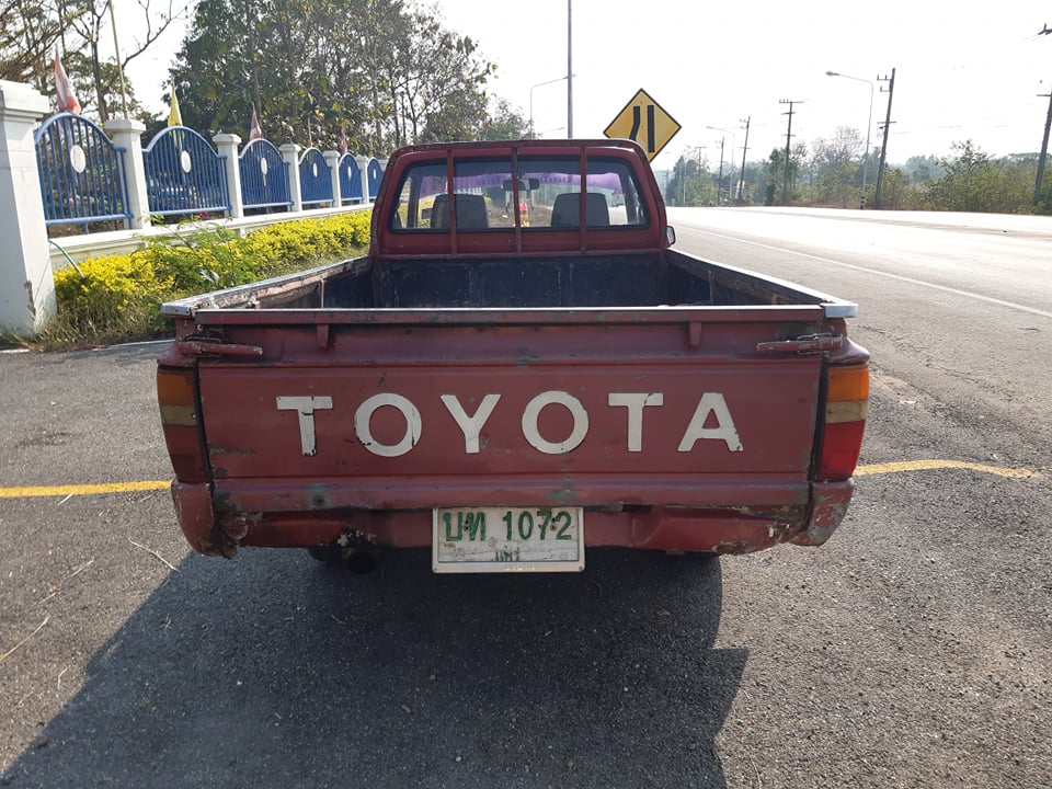 Toyota Hilux Hero ปี 1970 สีแดง