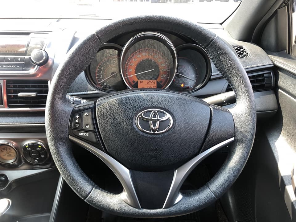 Toyota Yaris ปี 2015 สีดำ (รูปที่ 13)