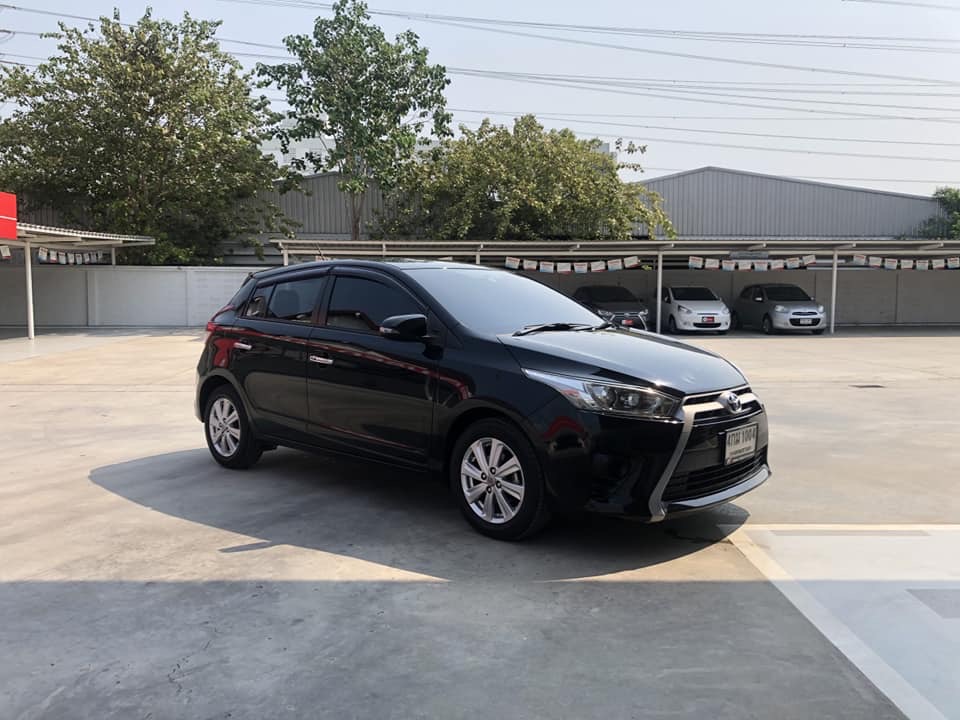 Toyota Yaris ปี 2015 สีดำ (รูปที่ 2)