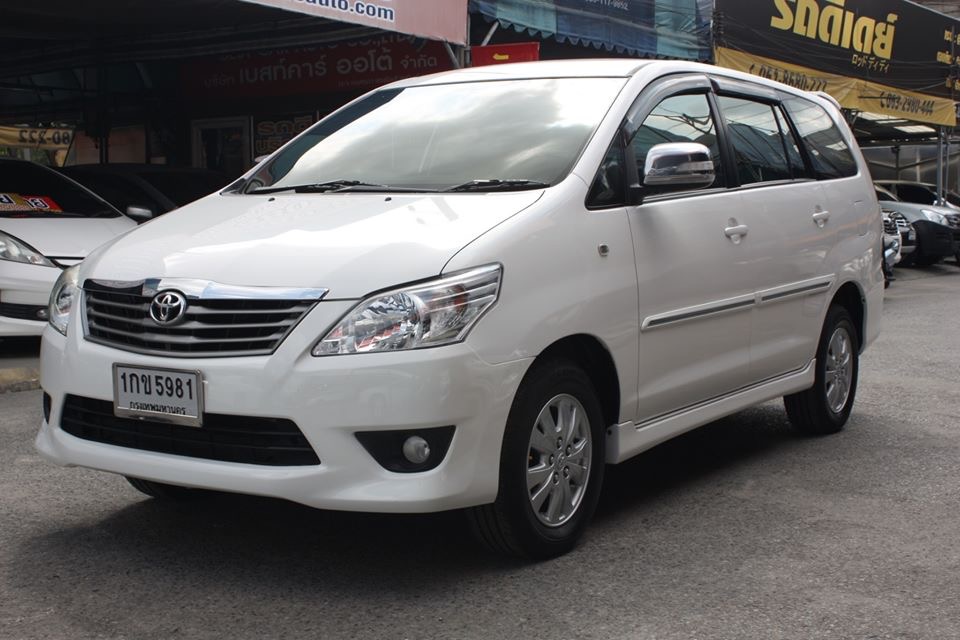 Toyota Innova ปี 2012 สีขาว