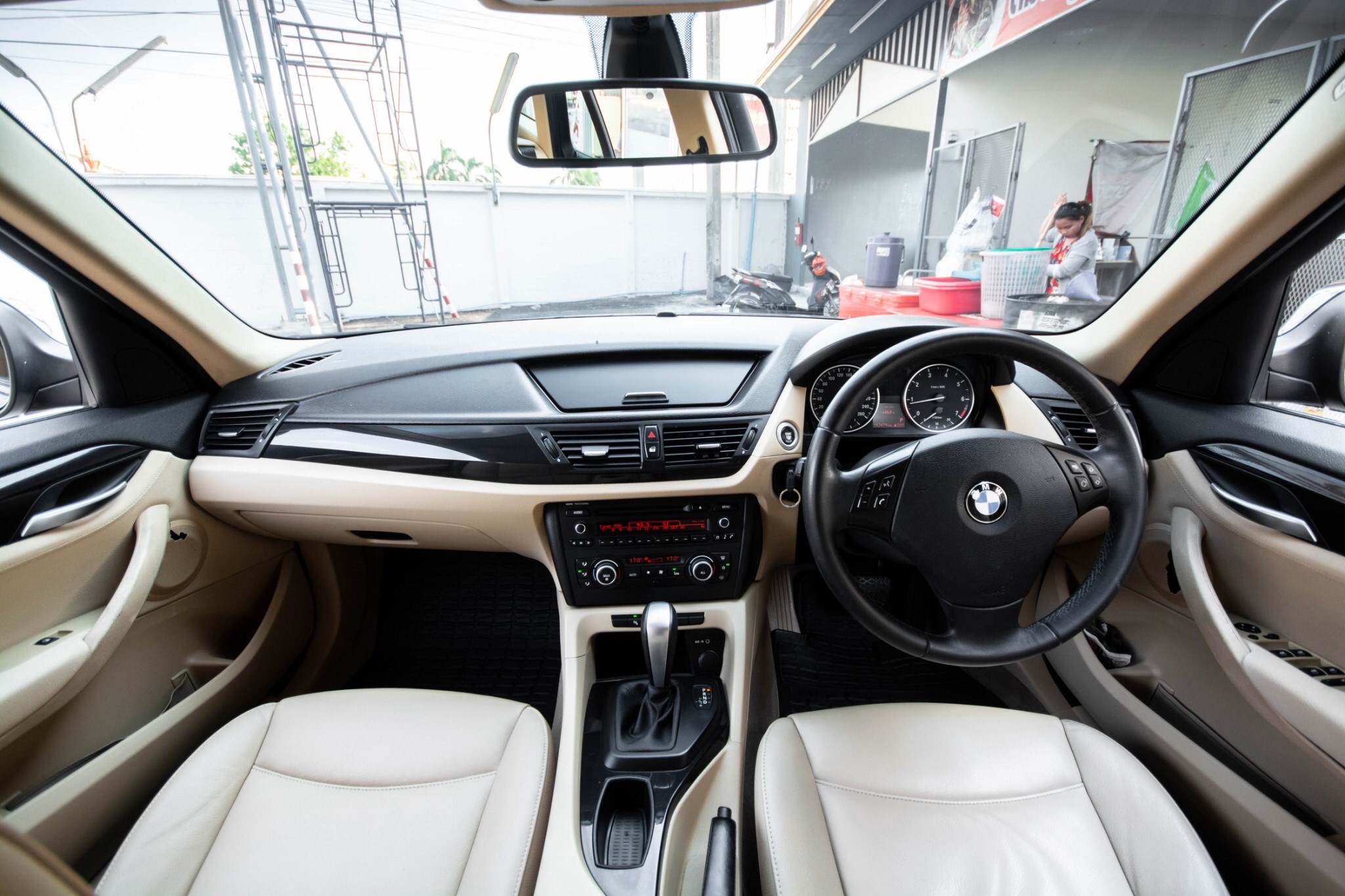 BMW X1 E84 ปี 2012 สีดำ (รูปที่ 13)