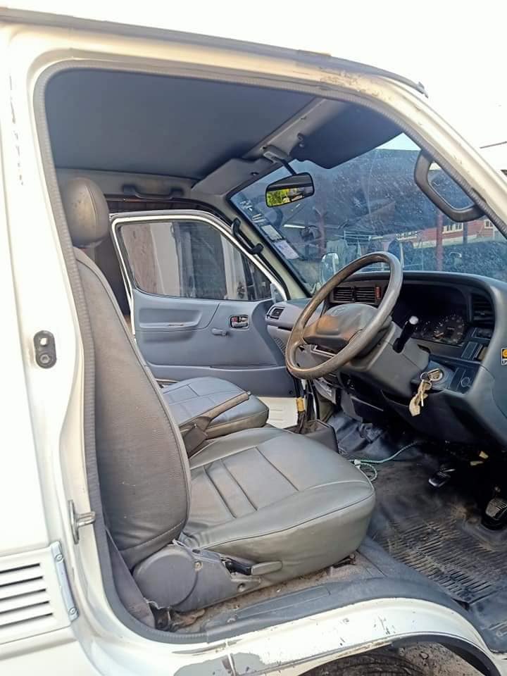 Toyota HiAce ตู้ทึบ ปี 2003 สีขาว (รูปที่ 8)