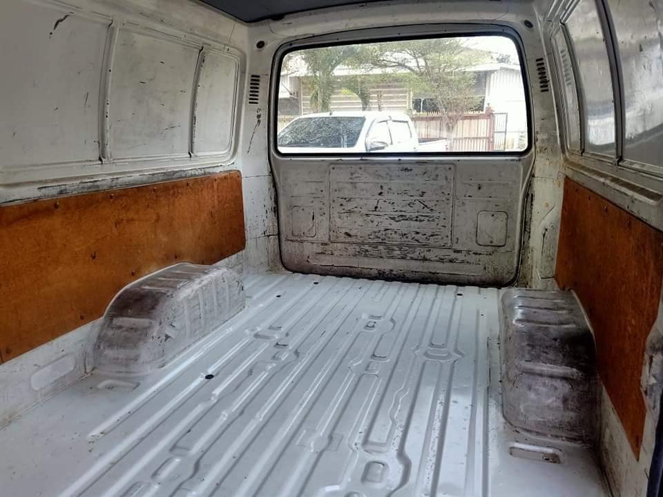 Toyota HiAce ตู้ทึบ ปี 2003 สีขาว (รูปที่ 10)