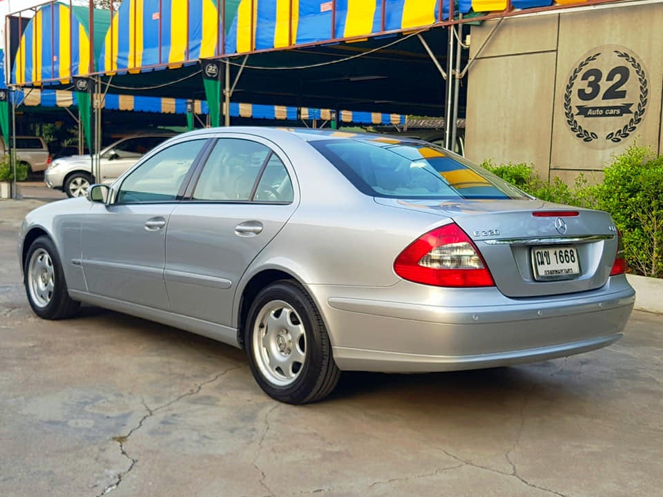 Mercedes-Benz E-Class W211 E220 ปี 2003 สีเงิน