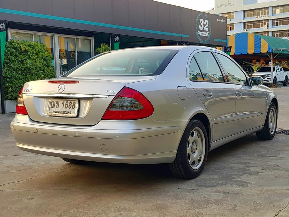 Mercedes-Benz E-Class W211 E220 ปี 2003 สีเงิน