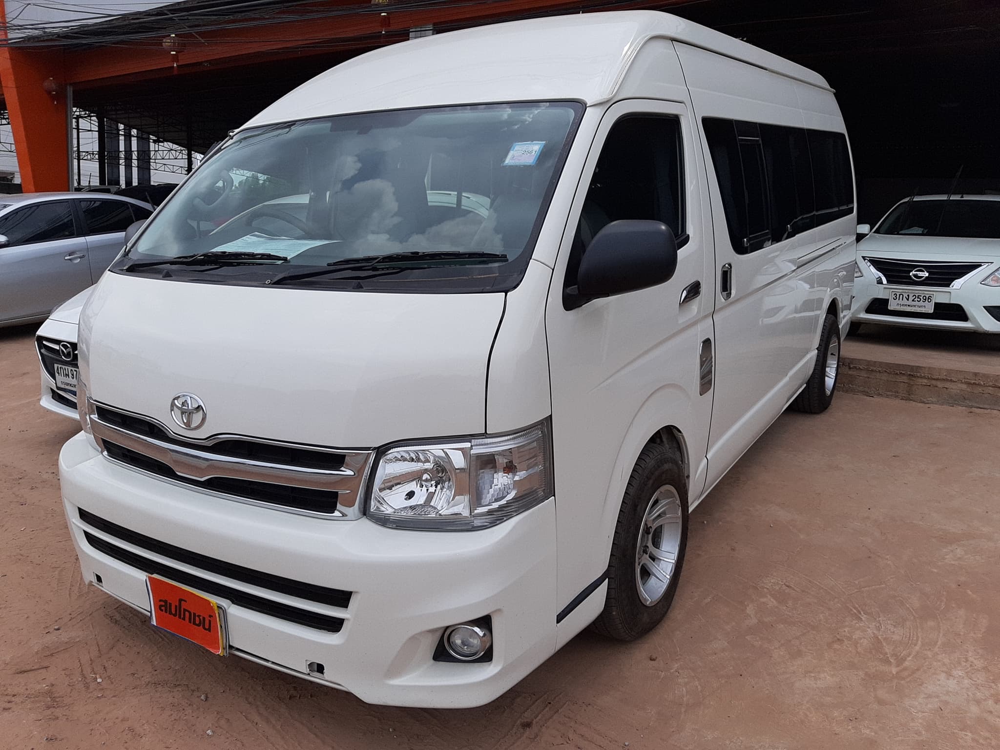 Toyota HiAce Commuter ปี 2011 สีขาว