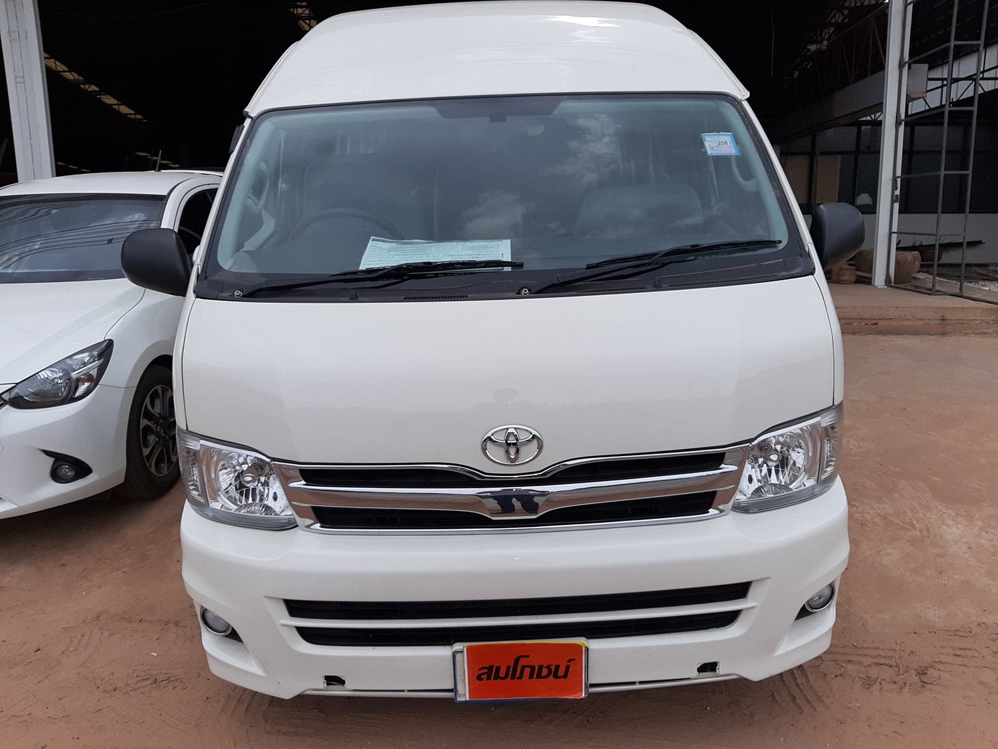 Toyota HiAce Commuter ปี 2011 สีขาว (รูปที่ 2)