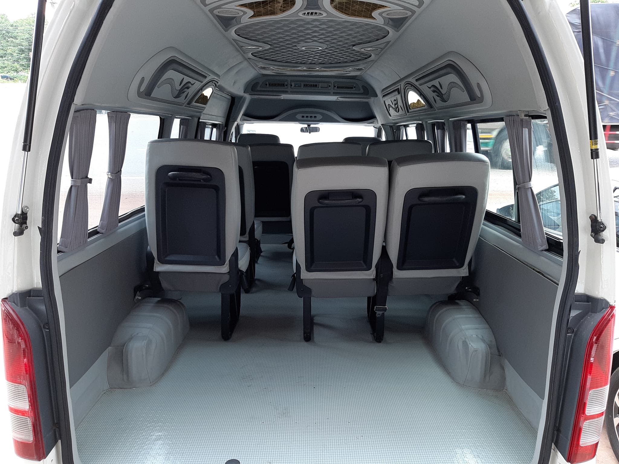 Toyota HiAce Commuter ปี 2011 สีขาว (รูปที่ 9)