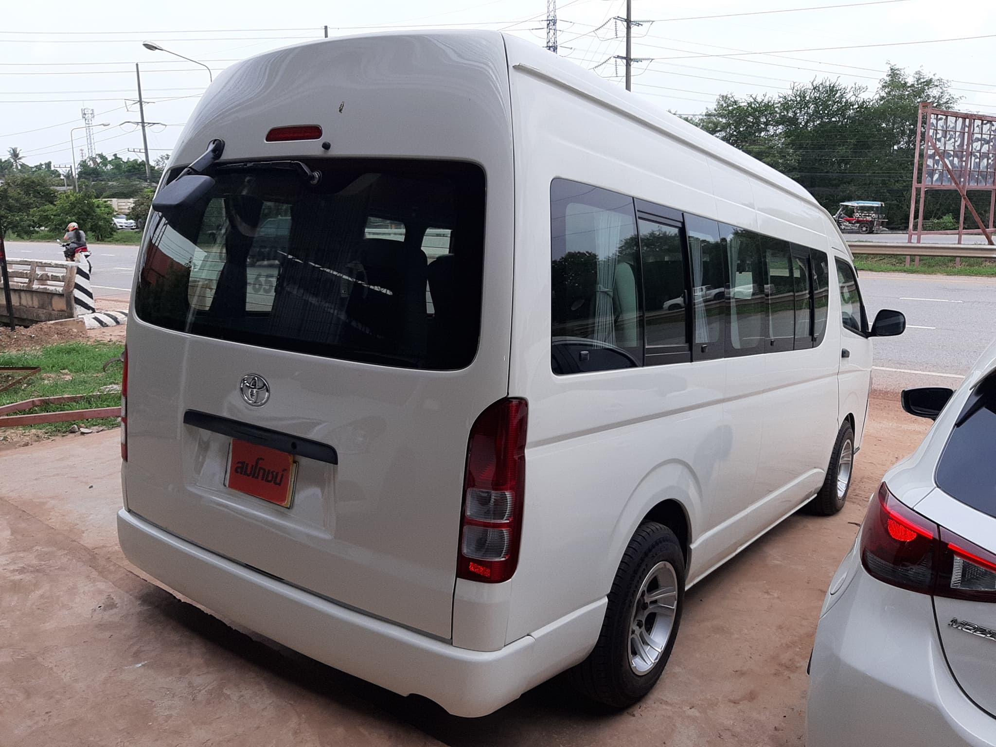 Toyota HiAce Commuter ปี 2011 สีขาว (รูปที่ 4)