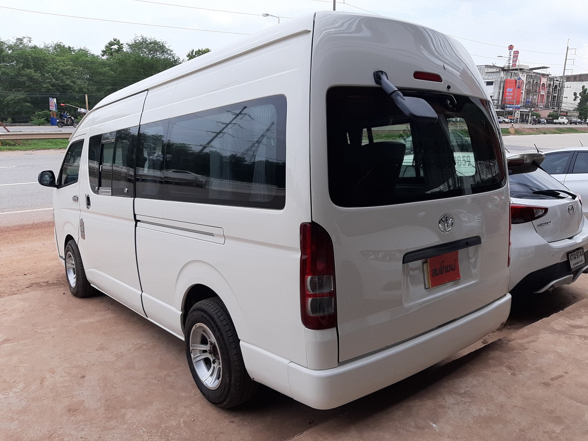 Toyota HiAce Commuter ปี 2011 สีขาว (รูปที่ 6)