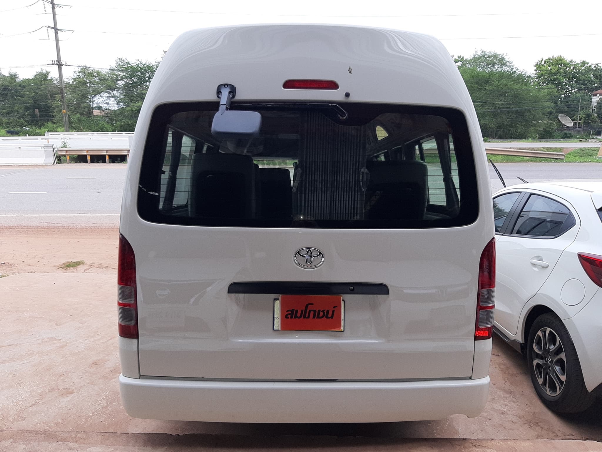 Toyota HiAce Commuter ปี 2011 สีขาว (รูปที่ 5)