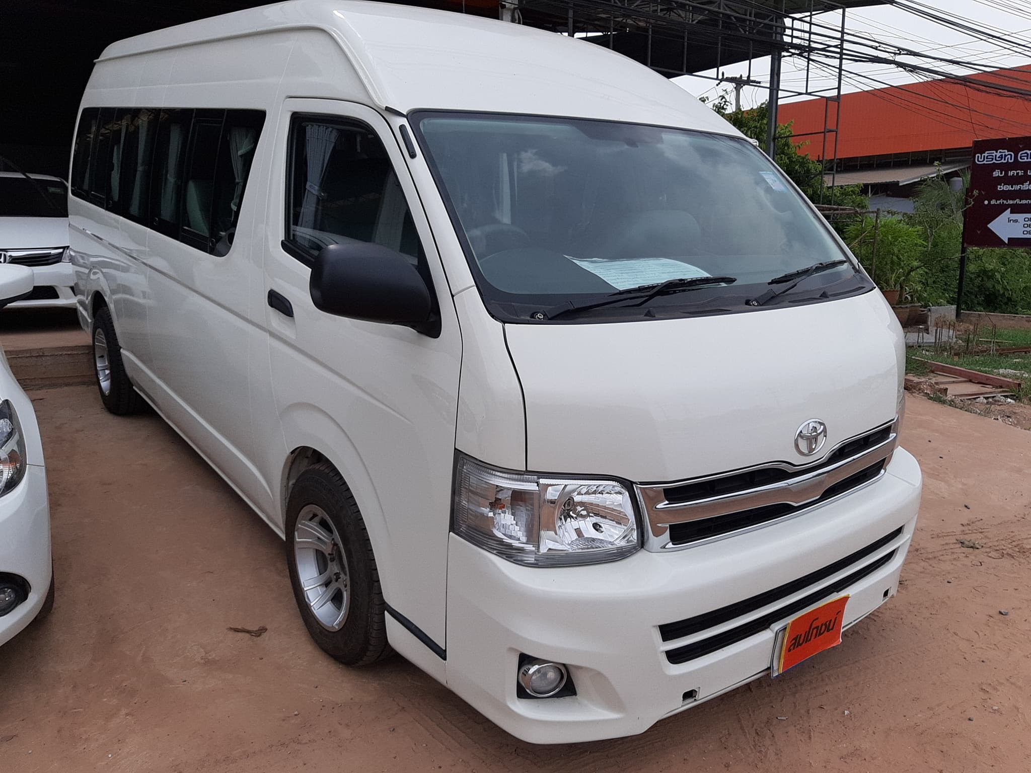 Toyota HiAce Commuter ปี 2011 สีขาว (รูปที่ 3)
