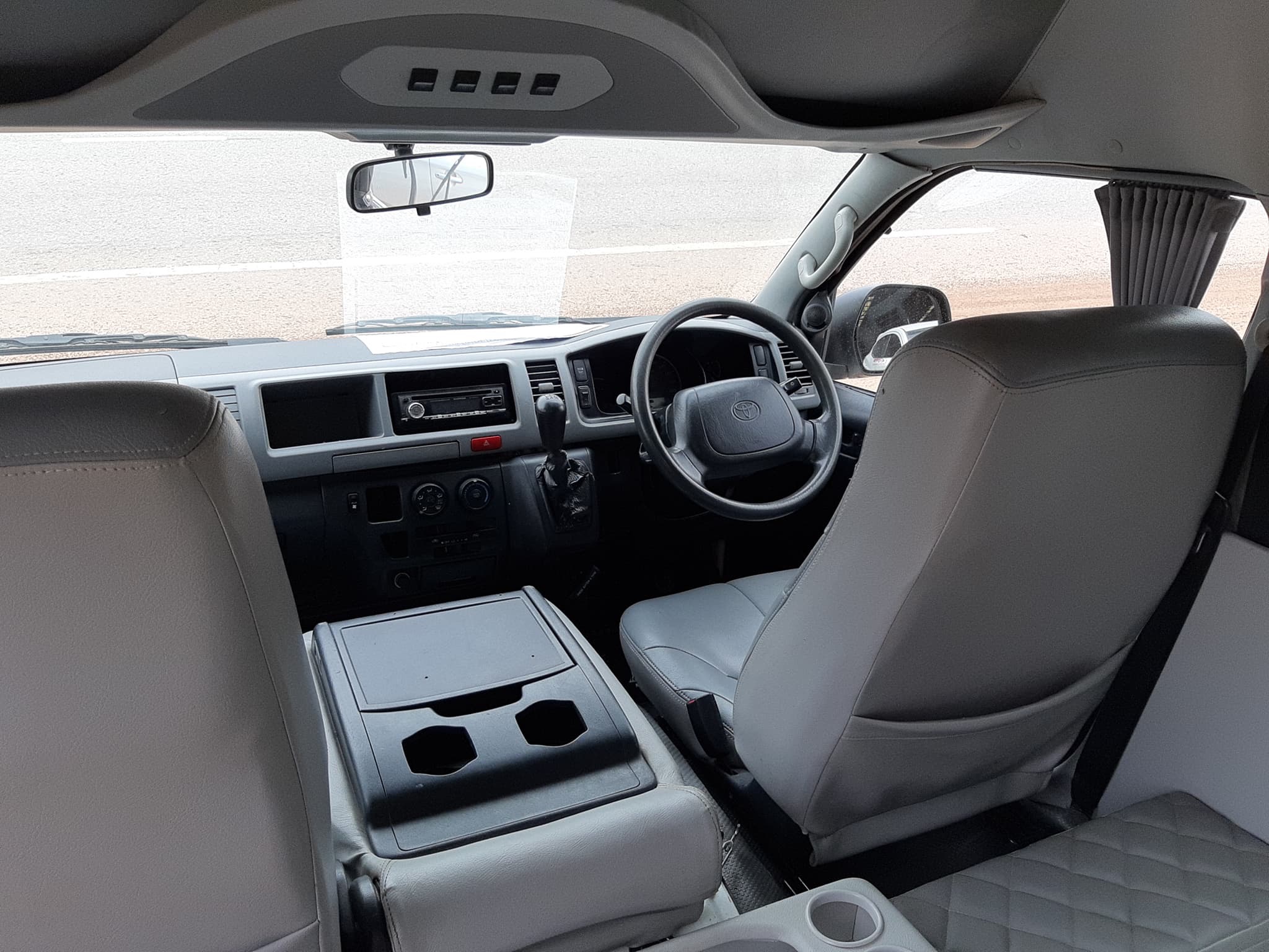 Toyota HiAce Commuter ปี 2011 สีขาว (รูปที่ 8)
