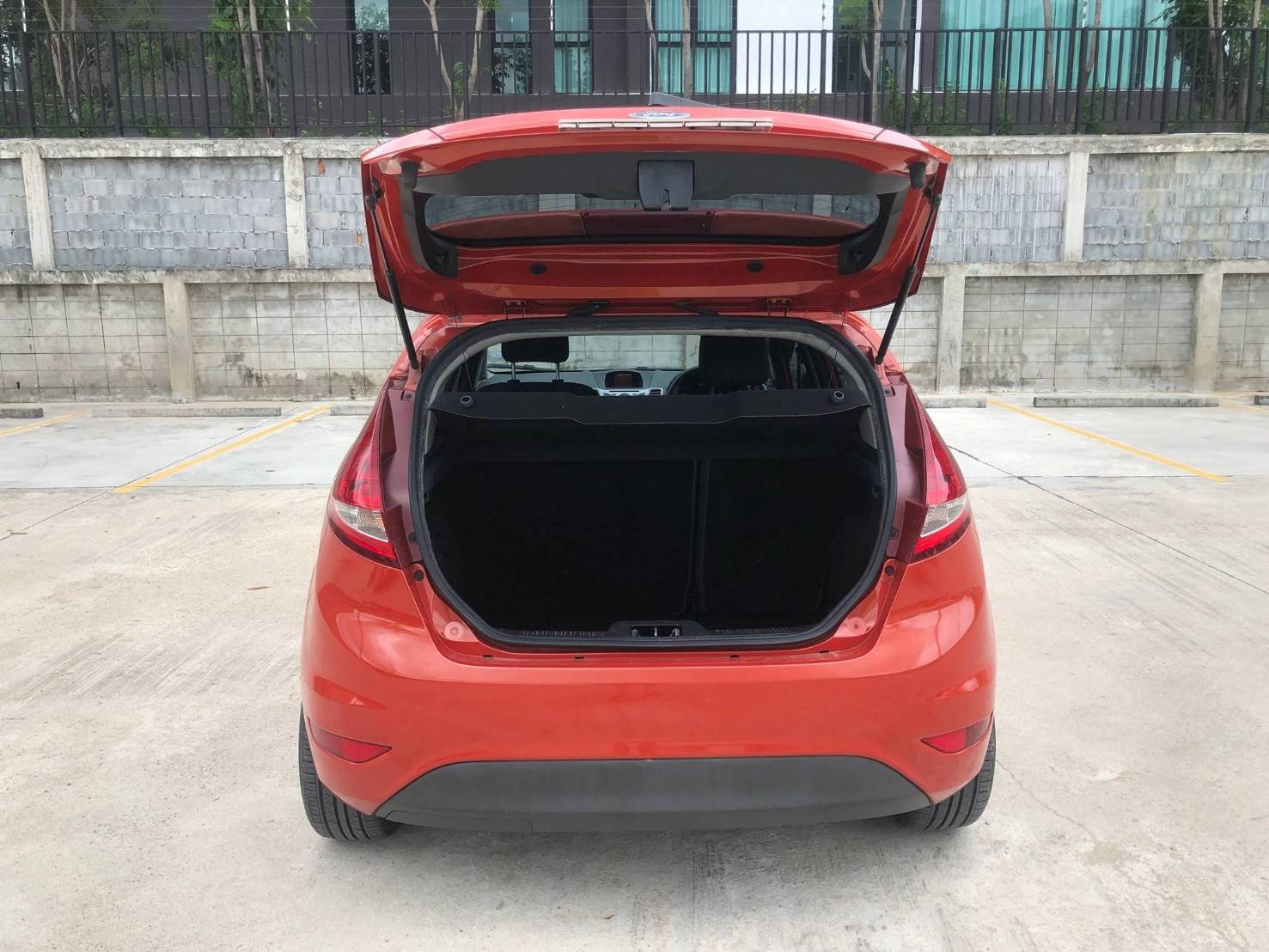 Ford Fiesta ปี 2012 สีแดง (รูปที่ 8)