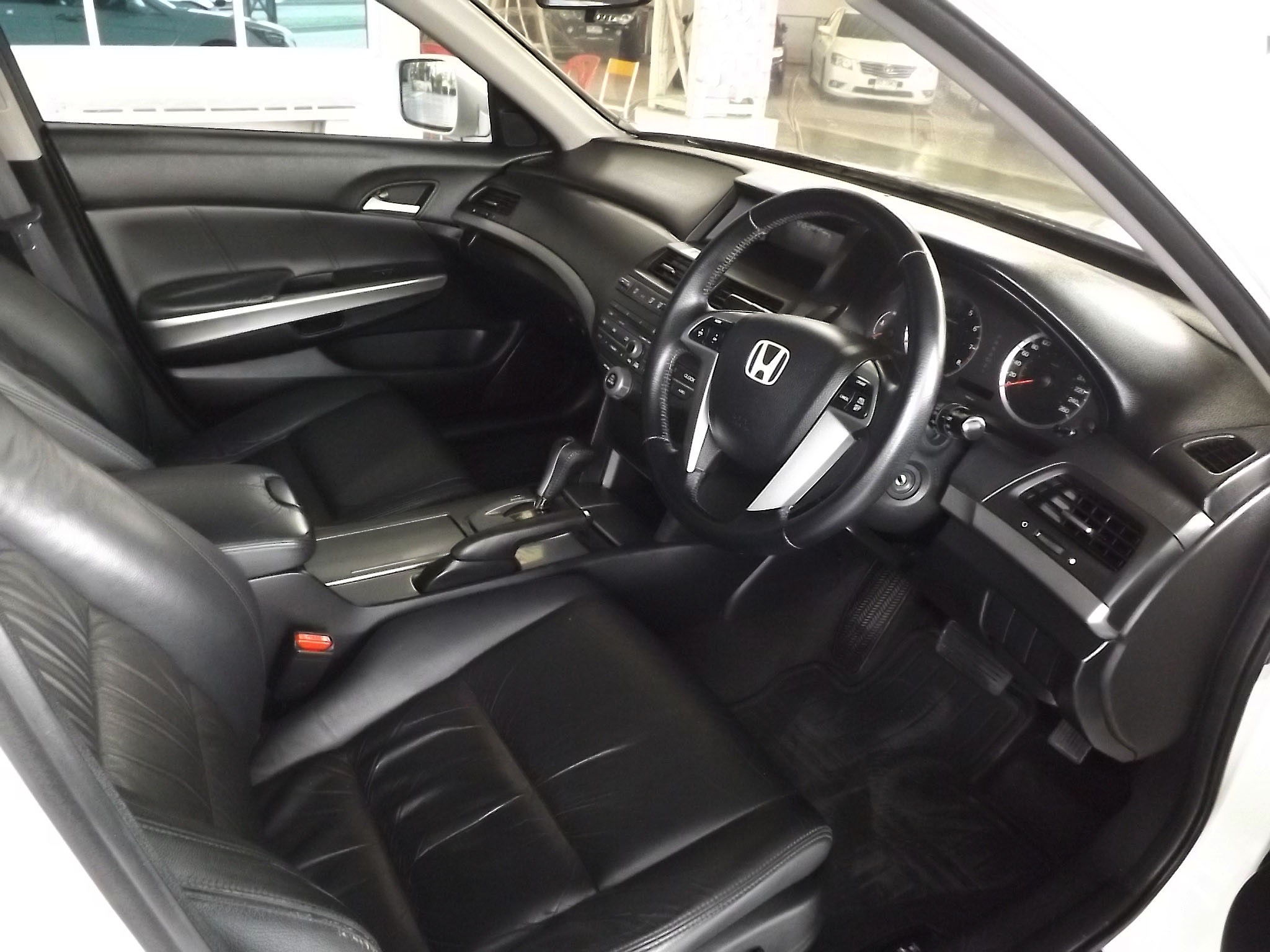 Honda Accord Gen 8 ปี 2010 สีขาว (รูปที่ 9)