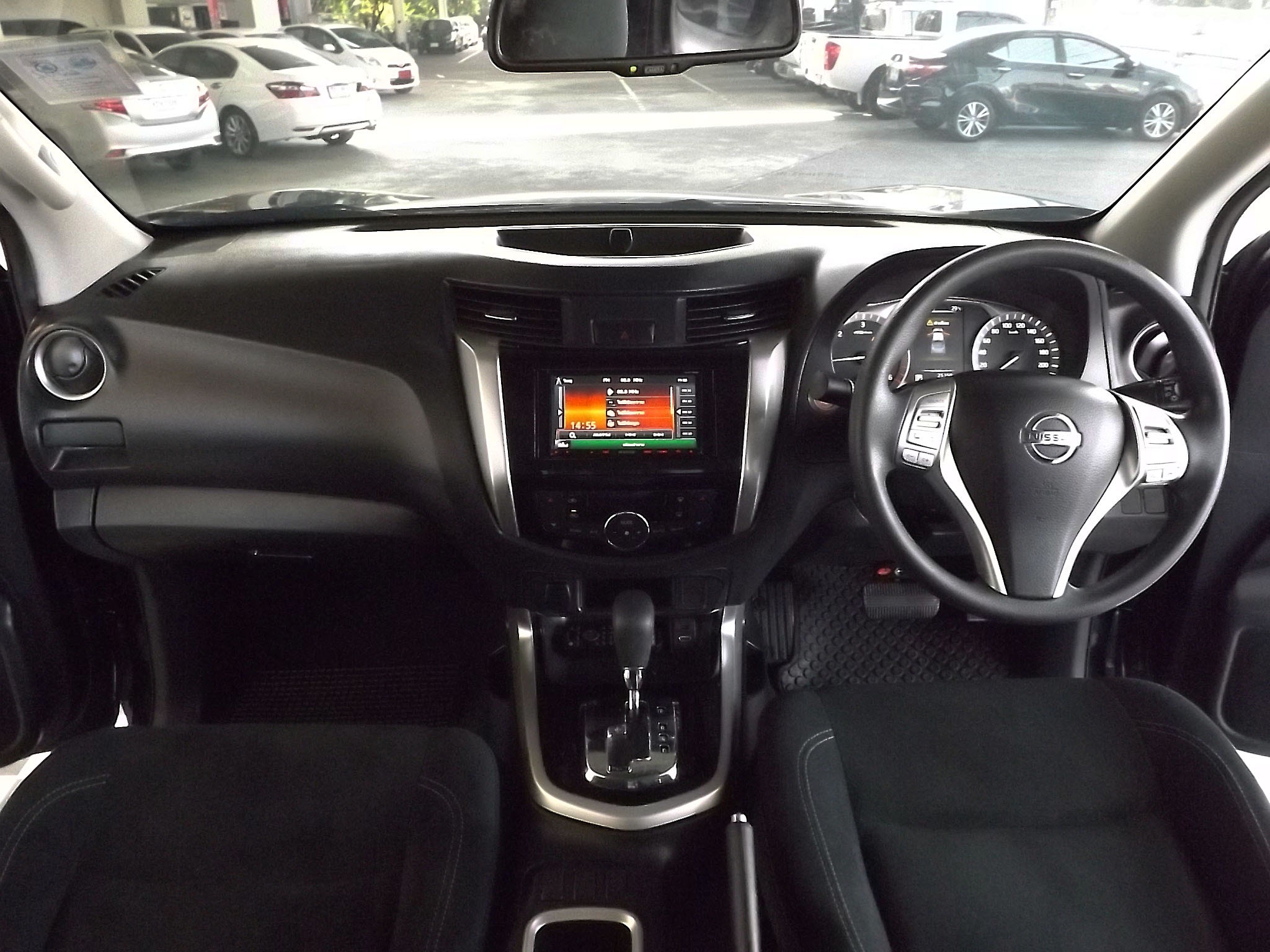 Nissan Navara King Cab ปี 2018 สีดำ (รูปที่ 8)
