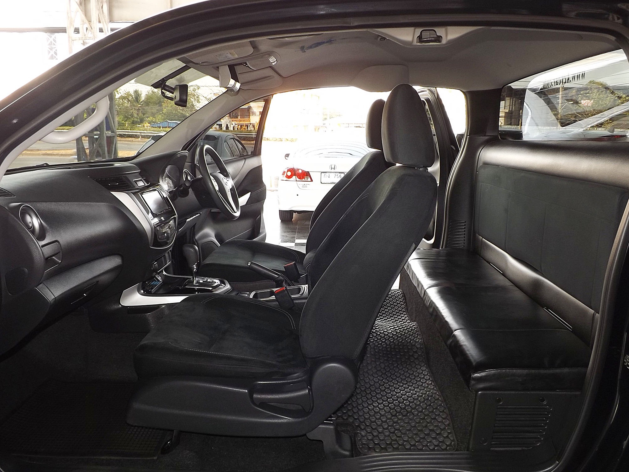 Nissan Navara King Cab ปี 2018 สีดำ (รูปที่ 9)