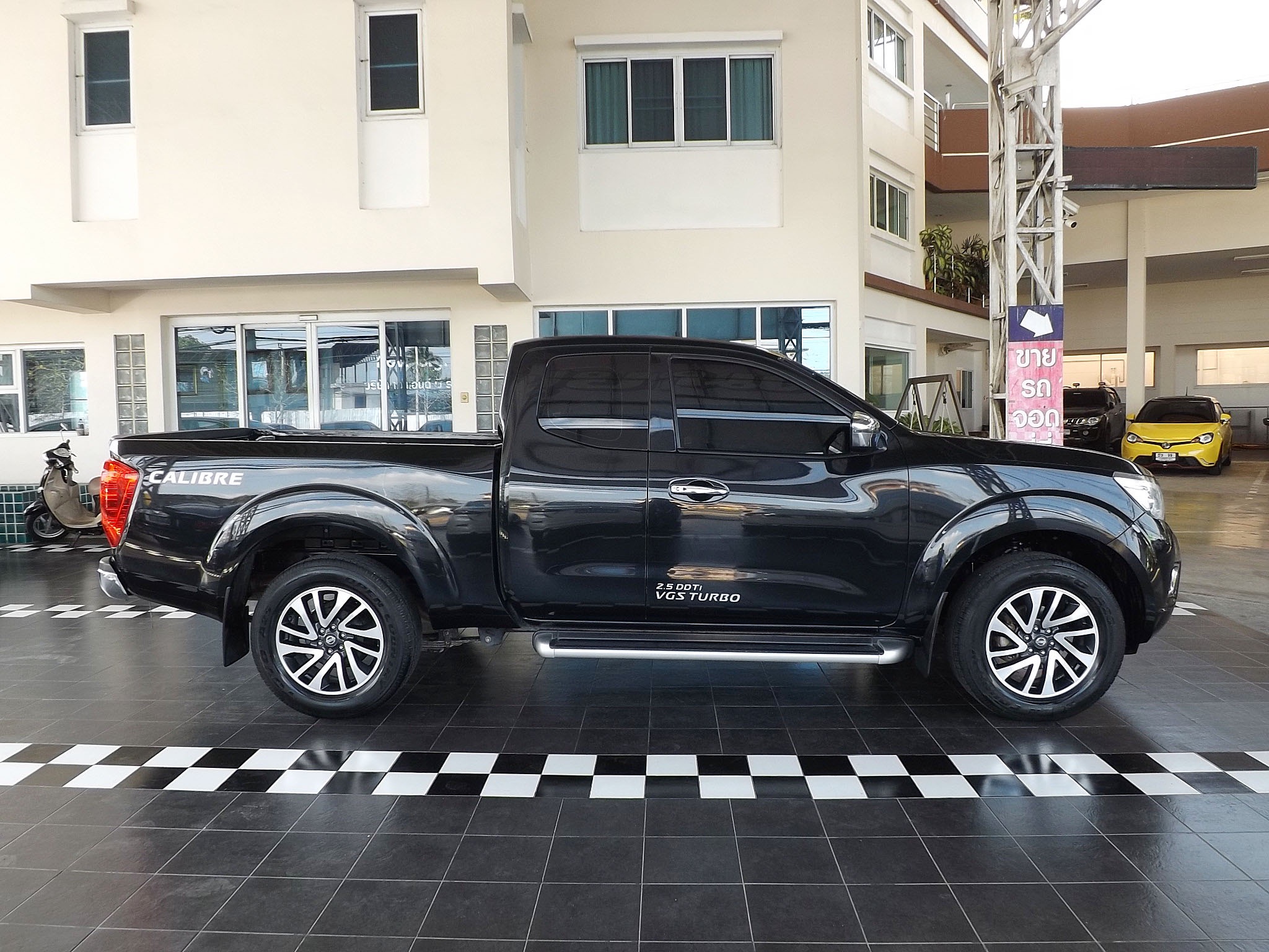 Nissan Navara King Cab ปี 2018 สีดำ (รูปที่ 4)