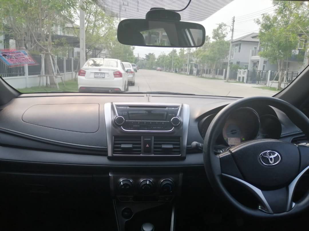 Toyota Yaris ปี 2014 สีเทา (รูปที่ 5)