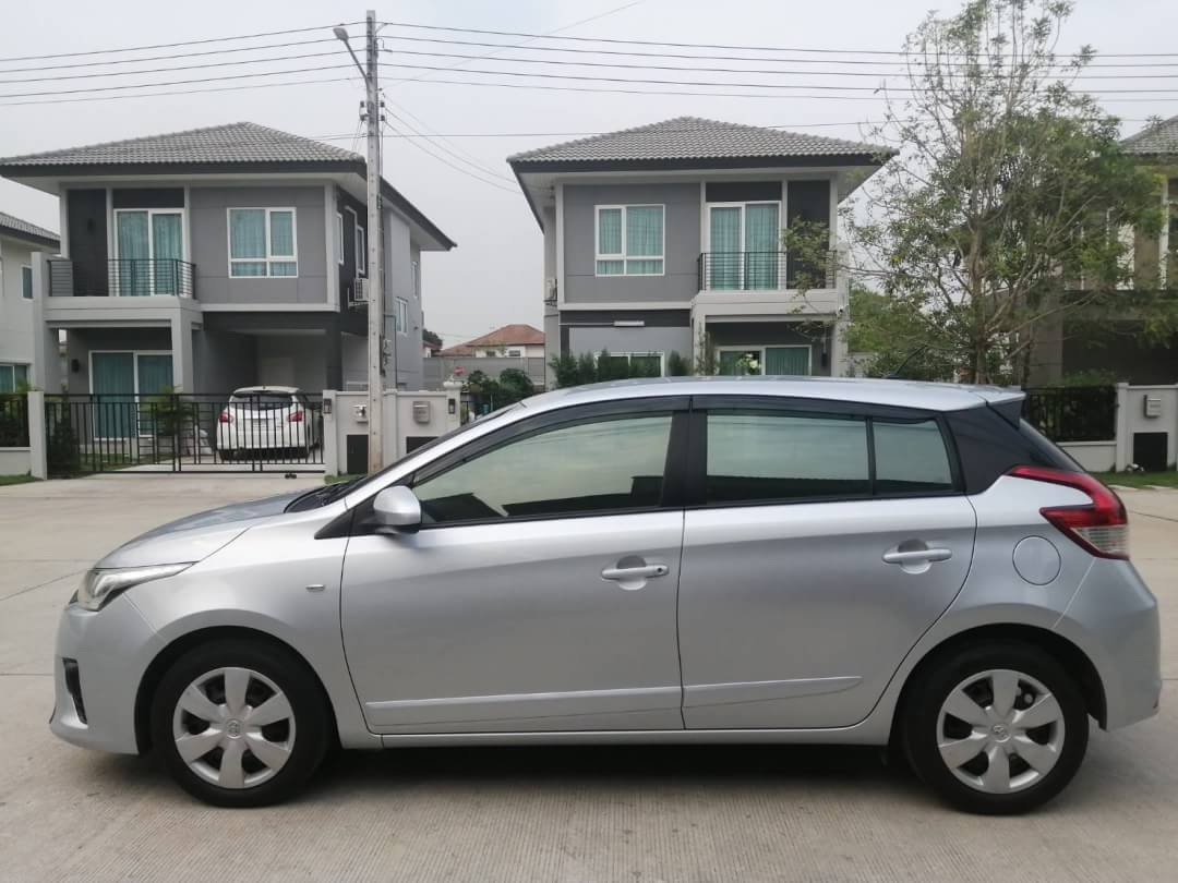 Toyota Yaris ปี 2014 สีเทา (รูปที่ 3)