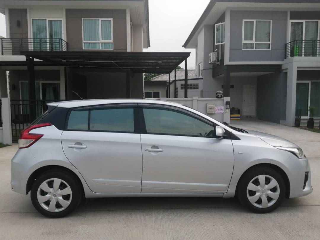 Toyota Yaris ปี 2014 สีเทา (รูปที่ 2)