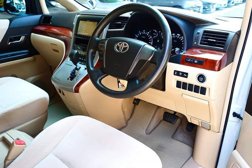 Toyota Vellfire ปี 2009 สีขาว