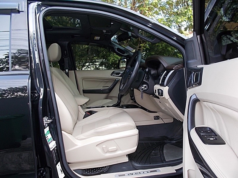 Ford Everest ปี 2016 สีดำ (รูปที่ 9)