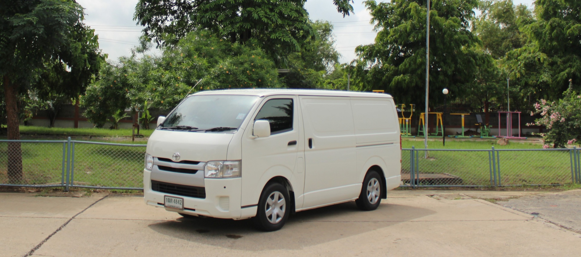 Toyota HiAce Commuter ปี 2015 สีขาว