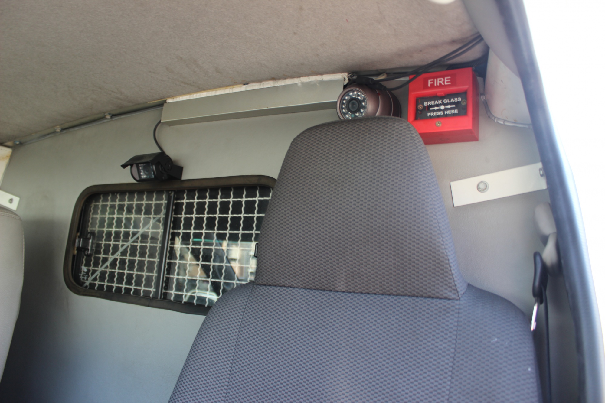 Toyota HiAce Commuter ปี 2015 สีขาว (รูปที่ 3)