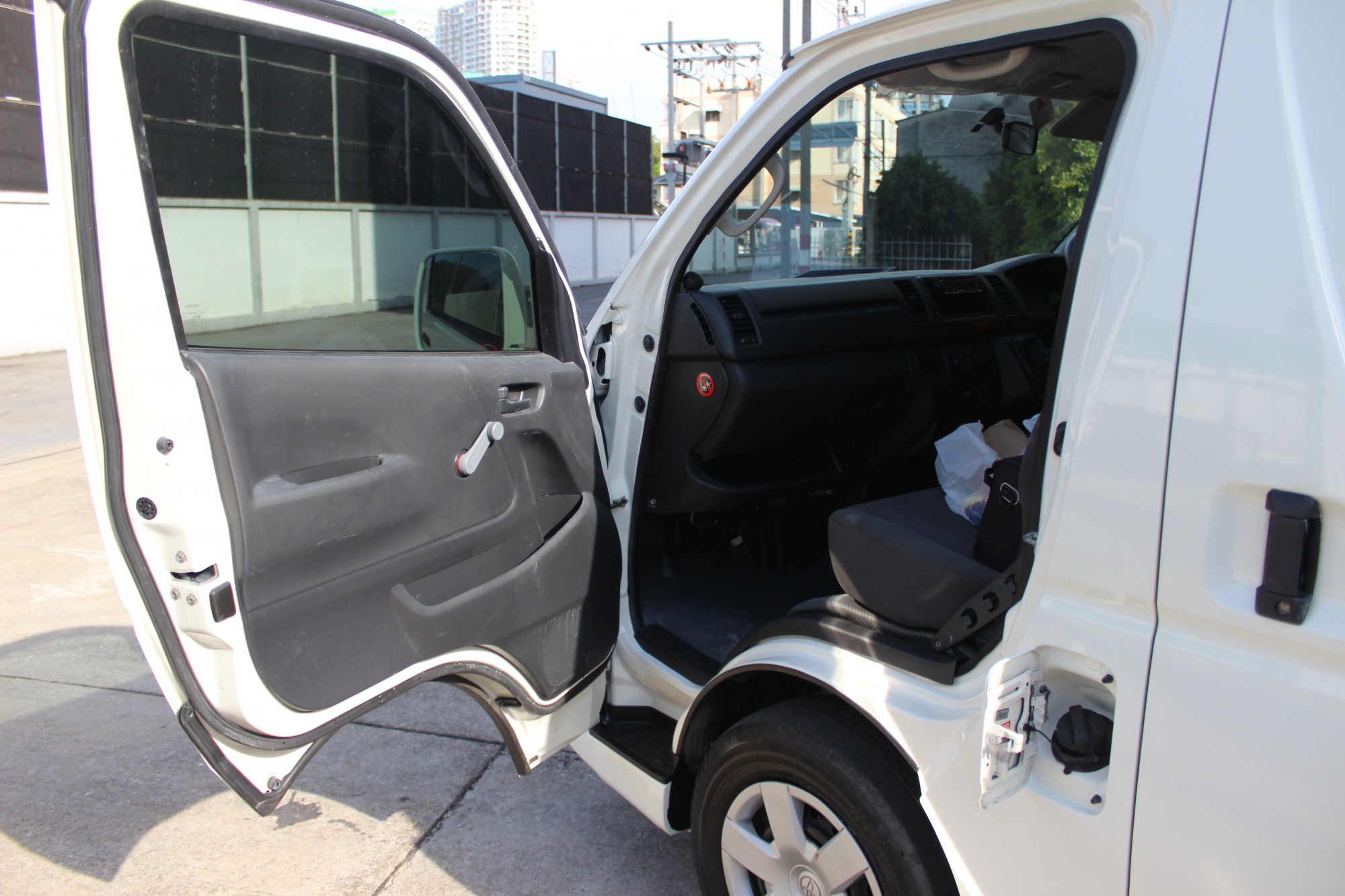 Toyota HiAce Commuter ปี 2015 สีขาว (รูปที่ 6)