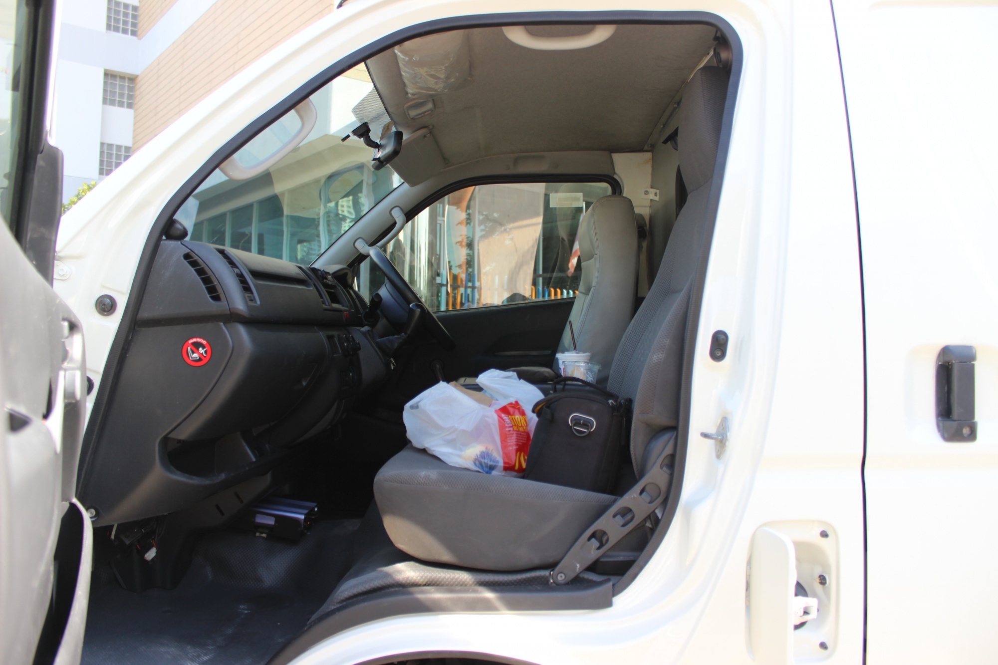 Toyota HiAce Commuter ปี 2015 สีขาว (รูปที่ 8)