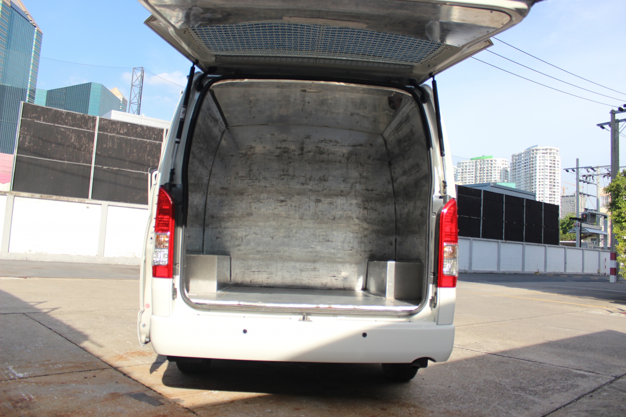 Toyota HiAce Commuter ปี 2015 สีขาว (รูปที่ 10)