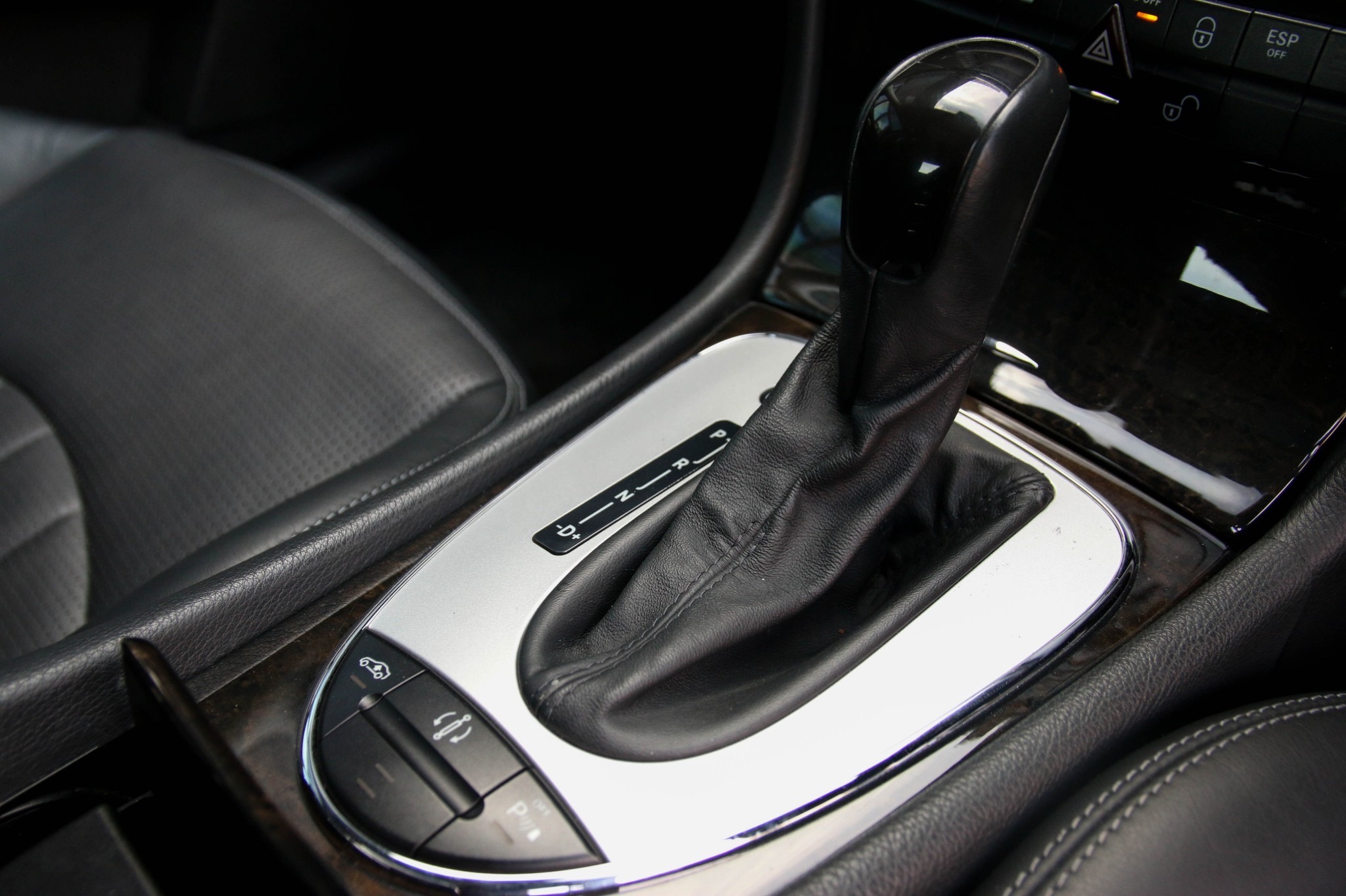 Mercedes-Benz E55 AMG ปี 2005 สีขาว (รูปที่ 7)